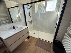 Shower, towels