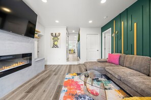 スマートテレビ、暖炉、書斎 / ワークスペース、PC モニター