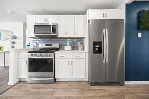 冷蔵庫、電子レンジ、オーブン、コンロ