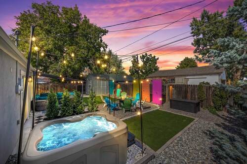 Olde Town Gem: 5 TVs + Hot Tub & Game Yard