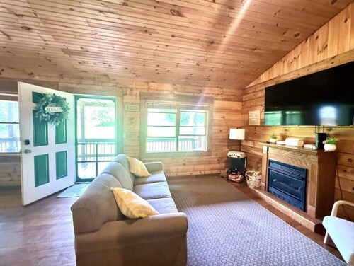 Delightful cabin with Fireplace in charming Canvas