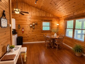 Dining - Delightful cabin with Fireplace in charming Canvas (Canvas)