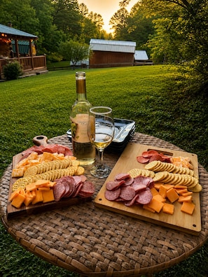 Outdoor dining - Delightful cabin with Fireplace in charming Canvas (Canvas)