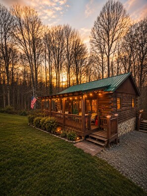 Exterior - Delightful cabin with Fireplace in charming Canvas (Canvas)