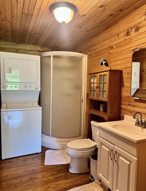 Ducha, secador de pelo, toallas, papel higiénico