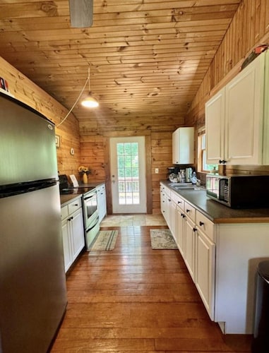 Delightful cabin with Fireplace in charming Canvas