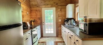 Delightful cabin with Fireplace in charming Canvas