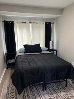 3 bedrooms, desk, iron/ironing board, WiFi - Renovated 3BR Home w/ Parking & Pet-Friendly (Madison Heights)