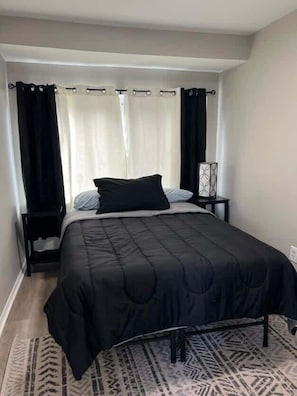 3 bedrooms, desk, iron/ironing board, WiFi - Renovated 3BR Home w/ Parking & Pet-Friendly (Madison Heights)