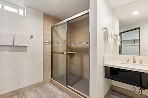 Serviettes fournies, savon, shampoing, papier toilette