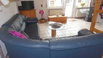 Fernseher, DVD-Player, Bücher, Stereoanlage