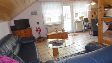 Fernseher, DVD-Player, Bücher, Stereoanlage