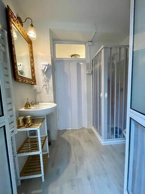 Shower, hair dryer, bidet, towels - Baroque and Fun Trastevere A tiny escape with charm in the heart of Rome (Roma)