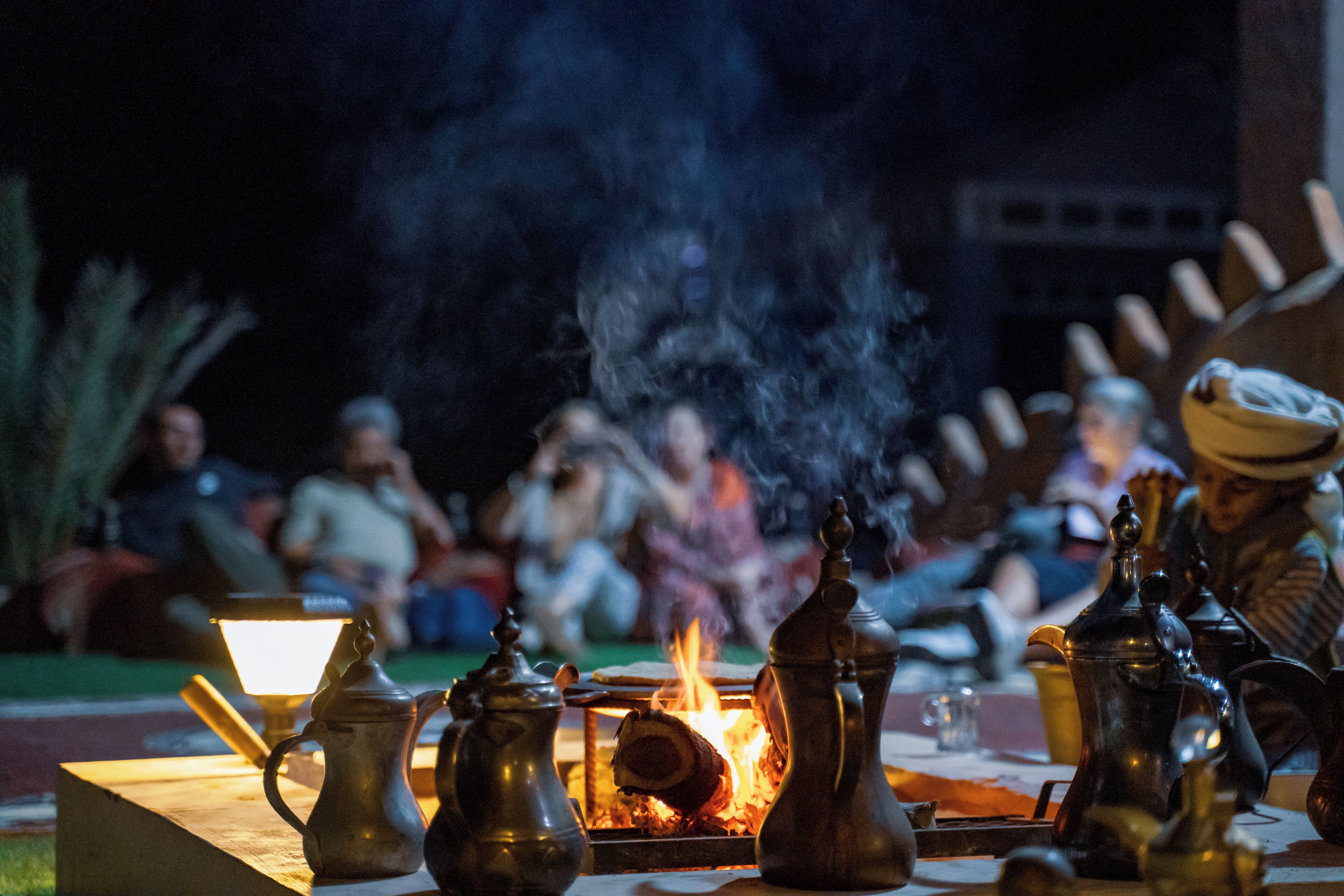 Un juego de té tradicional con fuego al fondo.
