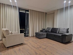 Appartement, 1 slaapkamer, balkon, uitzicht op zee | Badkamer | Een douche, een haardroger, handdoeken, toiletpapier