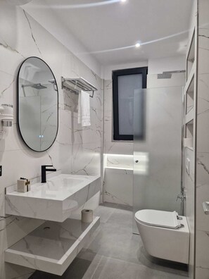 Apartment, 1 Bedroom, Balcony, Sea View | Bathroom | Shower, hair dryer, towels, toilet paper - Vila Kendezi (Vlorë)