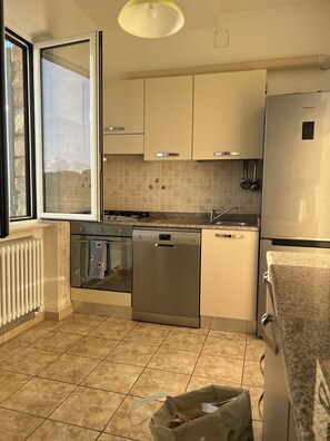 Four Ă micro-ondes, un four, surface de cuisson, lave-vaisselle