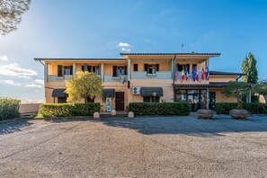 Exterior - Room 'Doppia' with Shared Garden, Wi-Fi and Air Conditioning (Cerreto Guidi)