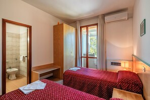 Shower, hair dryer, towels - Room 'Doppia' with Shared Garden, Wi-Fi and Air Conditioning (Cerreto Guidi)