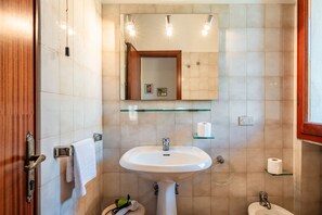 Een douche, een haardroger, handdoeken