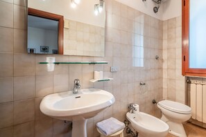 Ducha, secador de pelo y toallas
