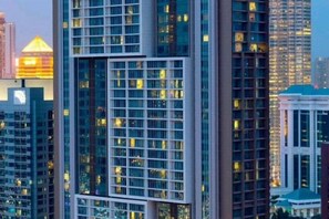 Een hoog gebouw met een gevel in rasterpatroon en vele ramen.