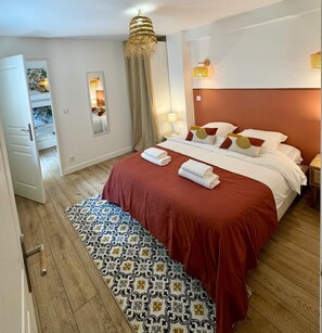 2 dormitorios, tabla de planchar con plancha, wifi gratis y ropa de cama