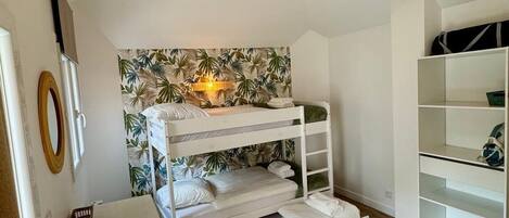 2 bedrooms, iron/ironing board, free WiFi, bed sheets