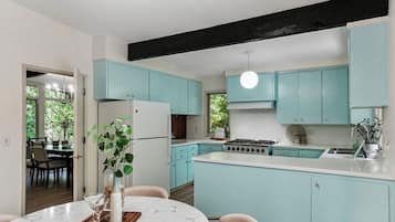 Jääkaappi, mikroaaltouuni, uuni, liesi