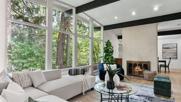 Älytelevisio, takka, pöytäjalkapallopöytä, pöytätennispöytä