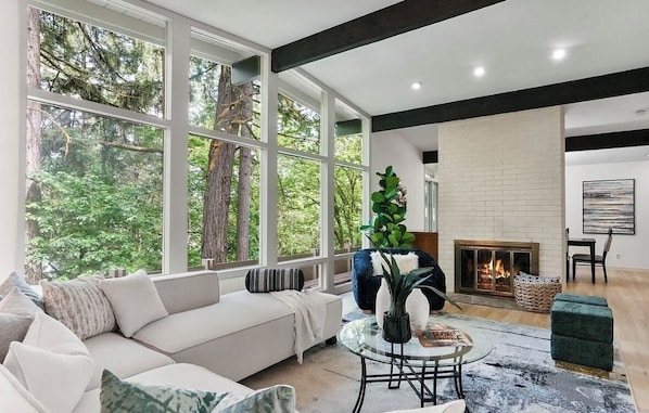 Smart TV, chimenea, futbolito y tenis de mesa