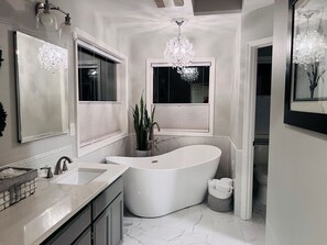 Shower, hair dryer, towels - The Crest and Bella Estates- Sleeps up to 21! (Corvallis)