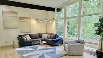 Smart-TV, Kamin, Tischfußball, Tischtennisplatte