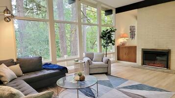 Smart-TV, Kamin, Tischfußball, Tischtennisplatte