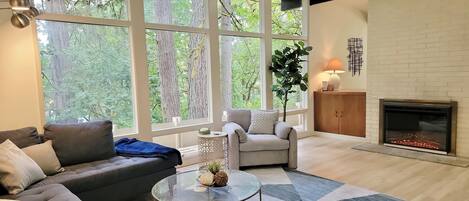 Smart-tv, eldstad, bordsfotboll och ett bordtennisbord