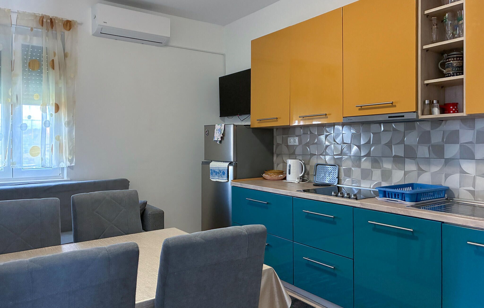 Fridge, oven, stovetop, dishwasher