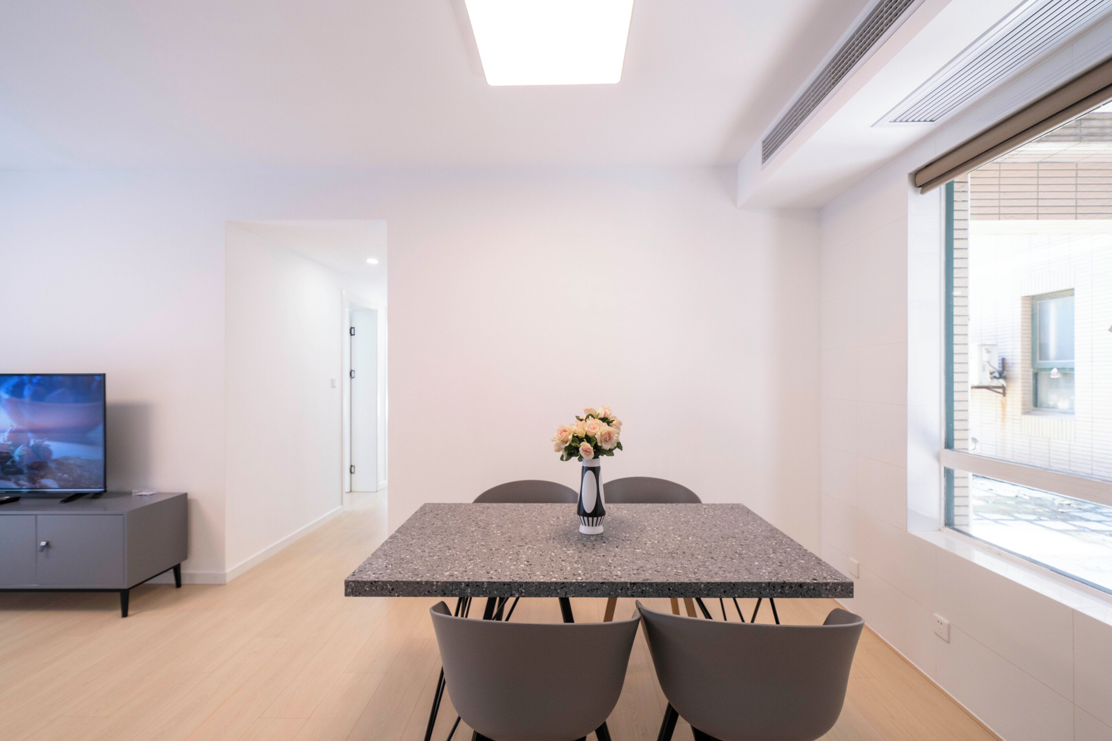 Apartamento superior, 3 habitaciones, balcón, vistas a la ciudad | Sala de estar | Una Smart TV