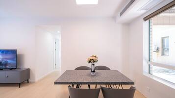Apartamento superior, 3 habitaciones, balcón, vistas a la ciudad | Sala de estar | Una Smart TV