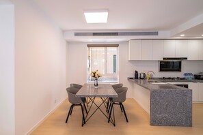 Appartement Supérieur, 3 chambres, balcon, vue ville | Salle de séjour | TV connectée