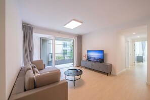 Superior Apartment, 3 Bedrooms, Balcony, City View | Living room | Smart TV