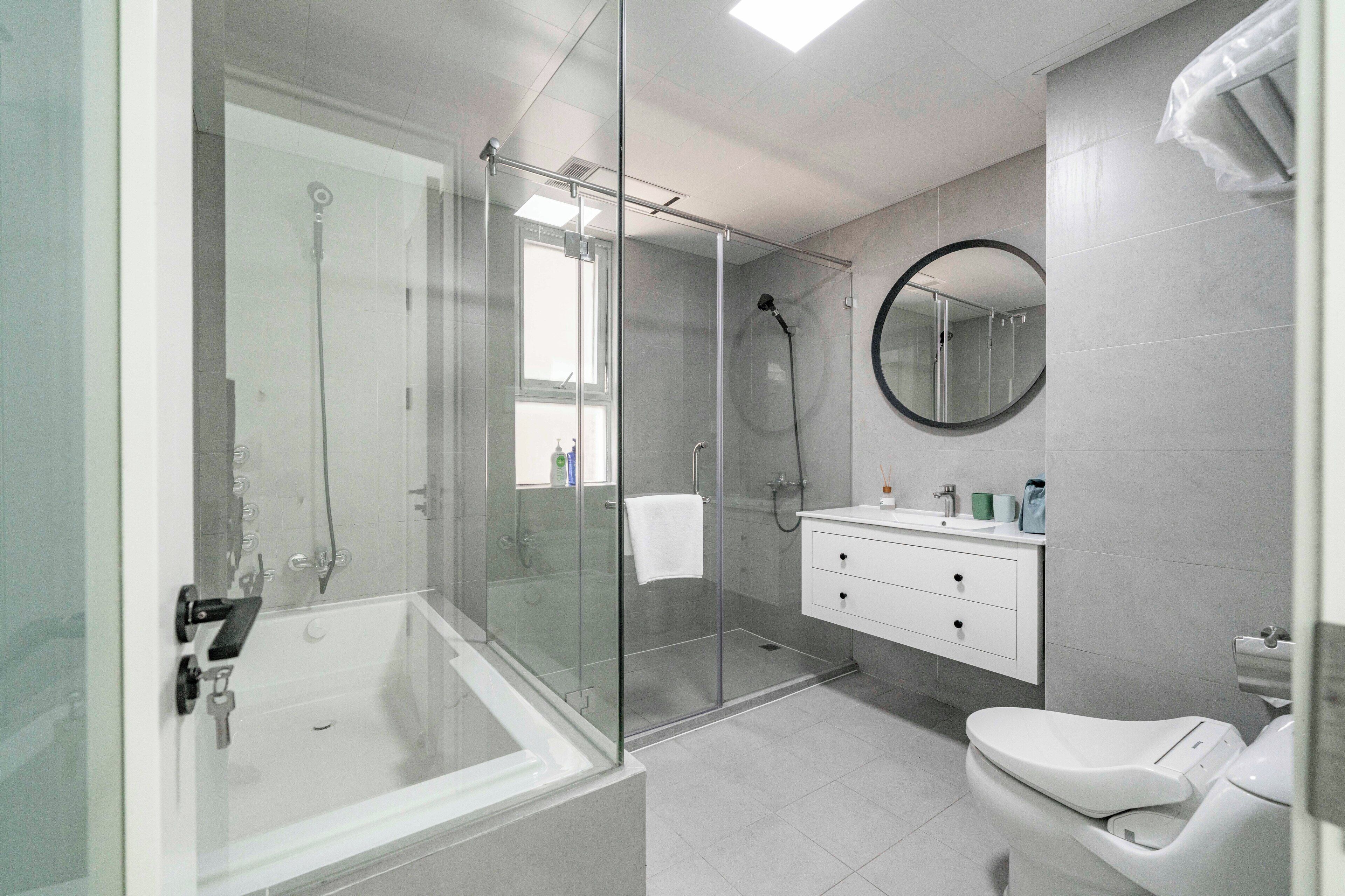Superior-Apartment, 3 Schlafzimmer, Balkon, Stadtblick | Badezimmer | Hausschuhe