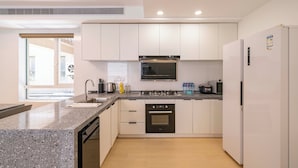 Superior Apartment, 3 Bedrooms, Balcony, City View | Dapur peribadi