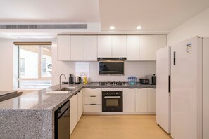 Superior Apartment, 3 Bedrooms, Balcony, City View | Private kitchen