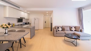 Superior Apartment, 3 Bedrooms, Balcony, City View | Ruang tamu