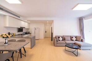 Superior Apartment, 3 Bedrooms, Balcony, City View | Living room | Smart TV