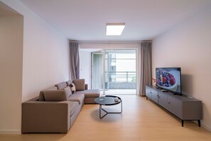 Superior Apartment, 3 Bedrooms, Balcony, City View | Living room | Smart TV
