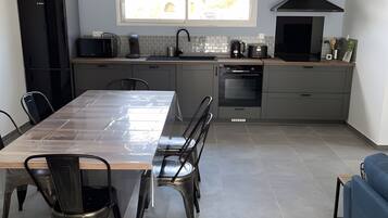 Een koelkast, een microgolfoven, een oven, een kookplaat