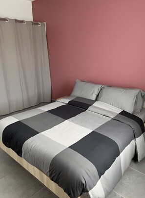 Iron/ironing board, WiFi, bed sheets