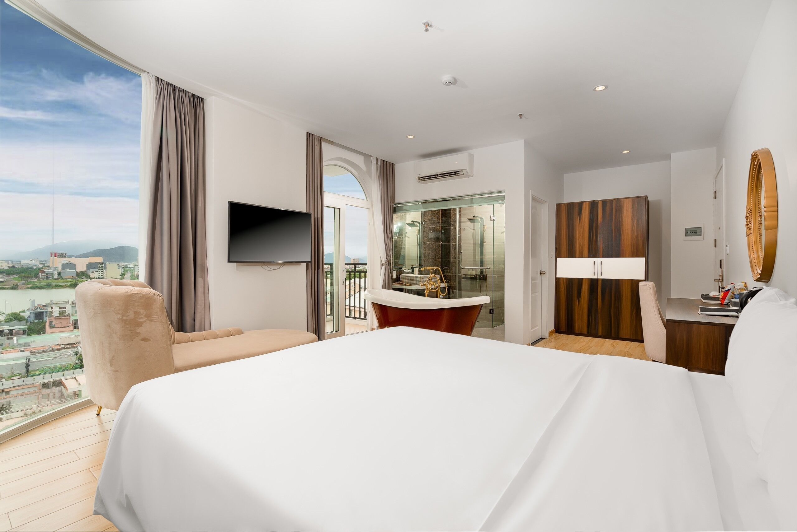 خزنة داخل الغرفة وبديكورات فريدة لكل غرفة ومكتب وستائر تعتيم