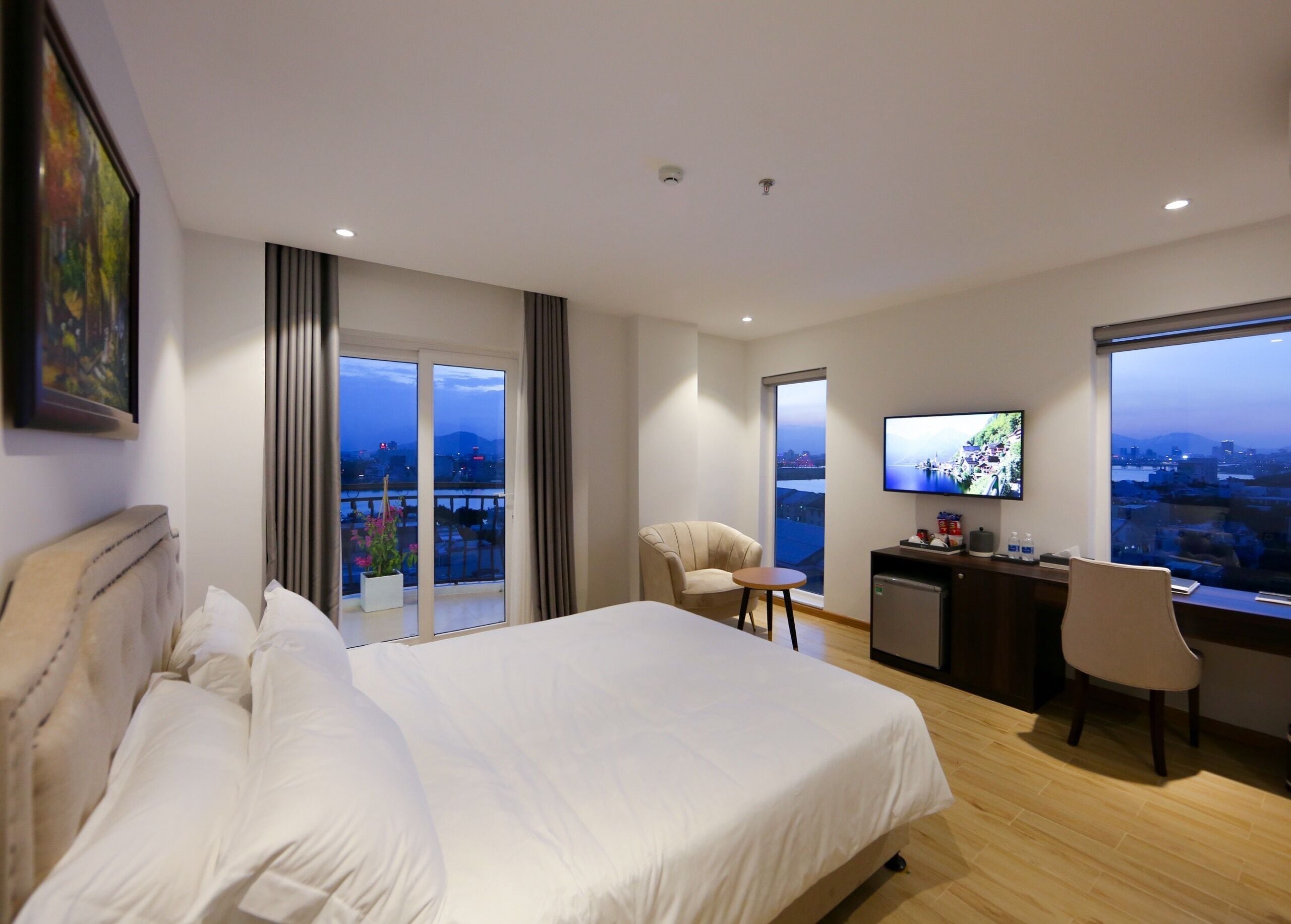 Junior Suite, Balcony, City View | In-room safe, individually decorated, desk, blackout drapes